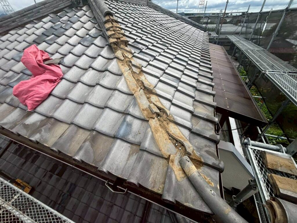 棟瓦積み直し工事の現場で実際に撮影した棟瓦一時解体作業写真