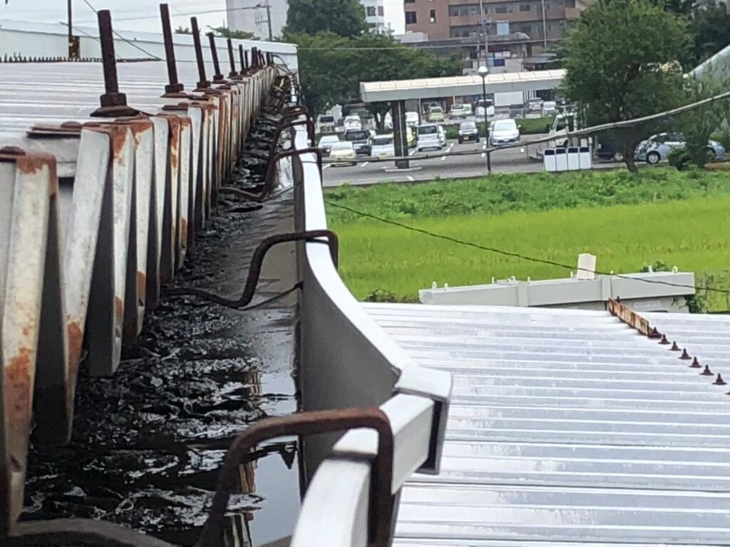 強風で大きく歪んだ雨樋と修理が必要な破損箇所