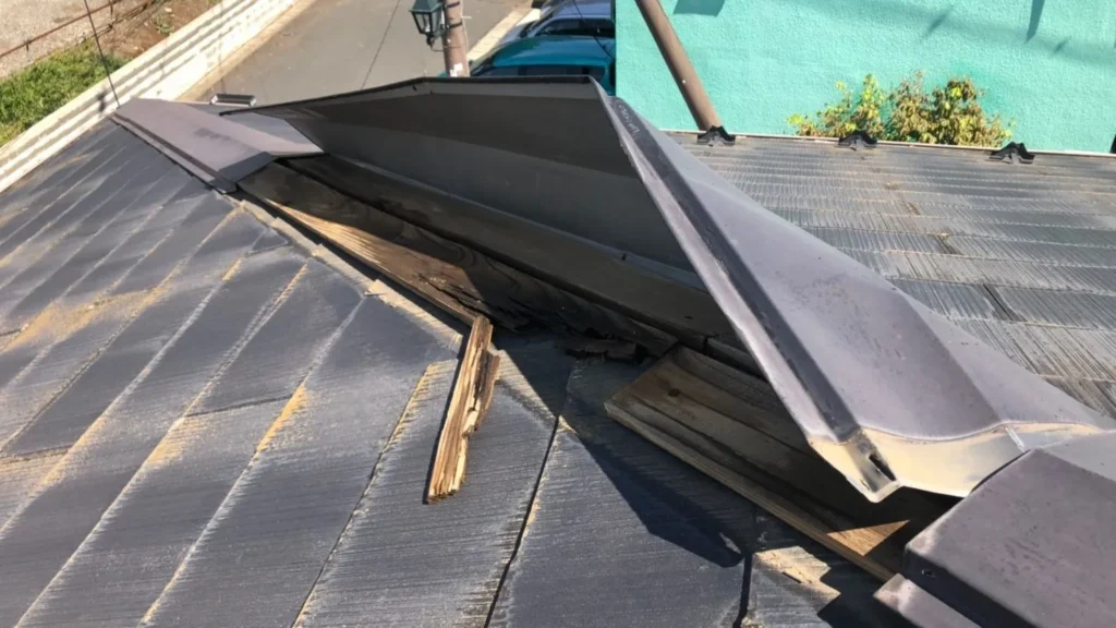 実際に屋根が浮いて剥がれていた時の写真