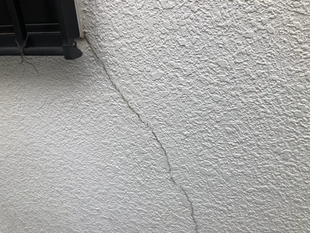 雨水侵入や外壁劣化につながるひび割れを現場で実際に撮影した写真