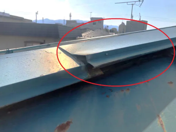 あなたの家も危ないかも？棟板金の破損から始まる見えない雨漏り被害の進行5ステップと、後悔しないために今すぐやるべきこと