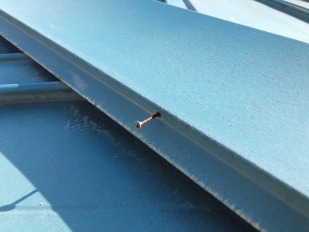 あなたの家も危ないかも？棟板金の破損から始まる見えない雨漏り被害の進行5ステップと、後悔しないために今すぐやるべきこと