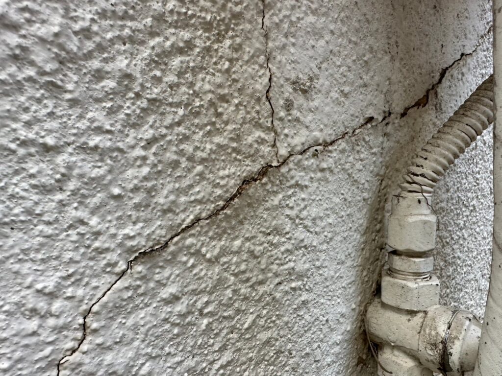 火災保険が使えるかも！？見逃すと損する外壁ひび割れの原因と知っておきたい5つの損害・対処法とは