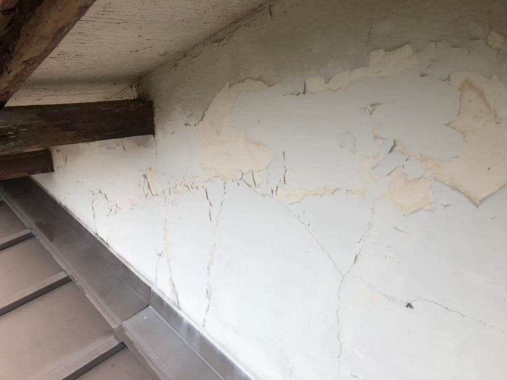 築10年を境に加速する外壁の劣化…ひび割れ・剥がれ・退色の3症状がもたらす住環境への悪影響と今すぐできる対策とは？