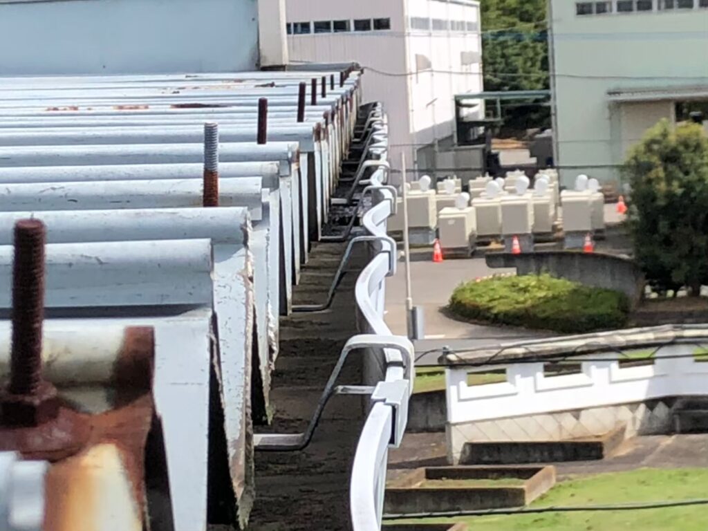 強風の影響により雨樋が大きく歪んでいる状態