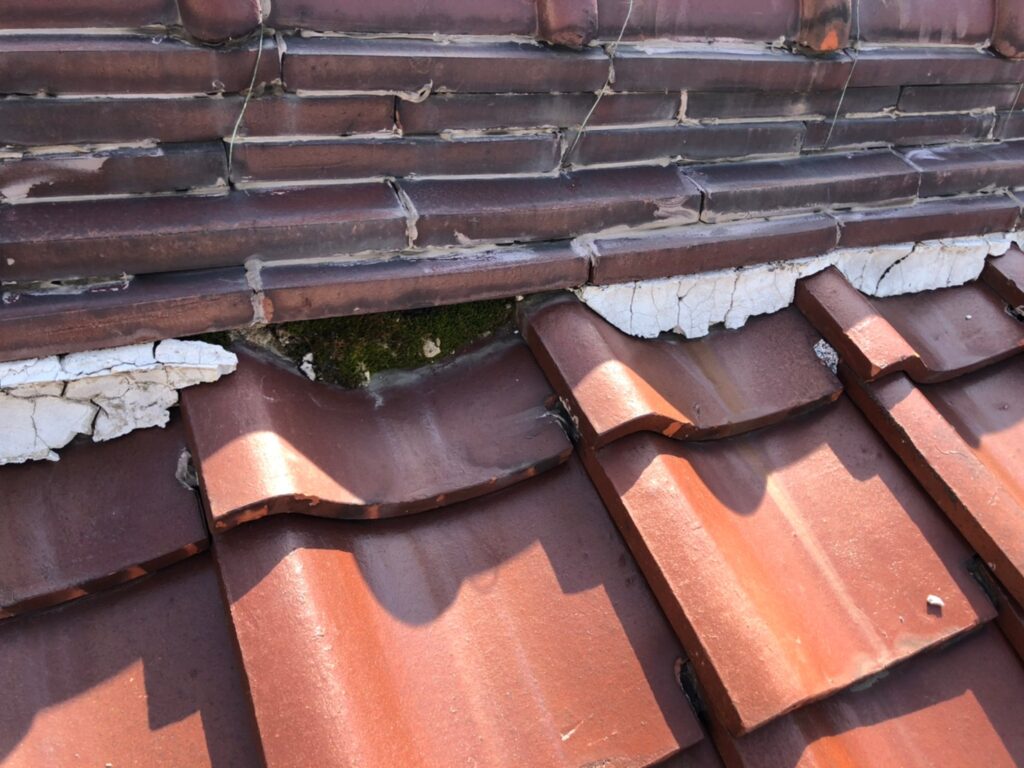 漆喰が崩れて隙間ができて瓦屋根が破損している状態