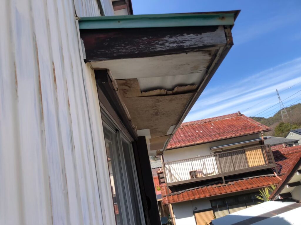 台風後は特に注意！気づかないと雨漏りやシロアリ被害の原因にも…今すぐ確認したい“軒天の破損”チェックポイント5選