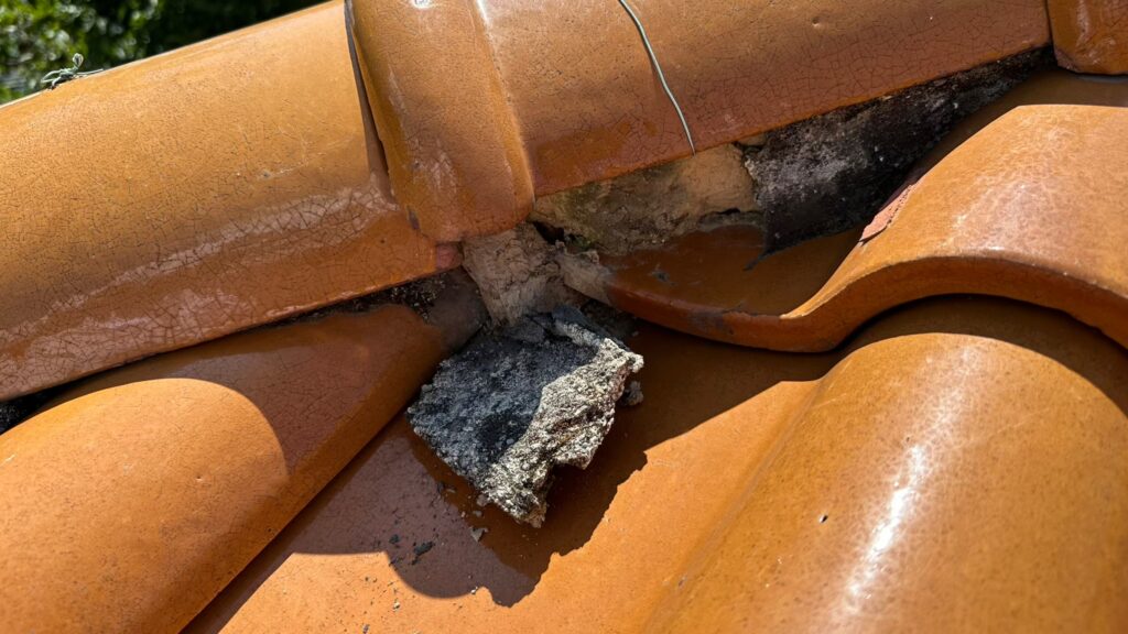 漆喰が崩れて隙間ができて瓦屋根が破損している状態
