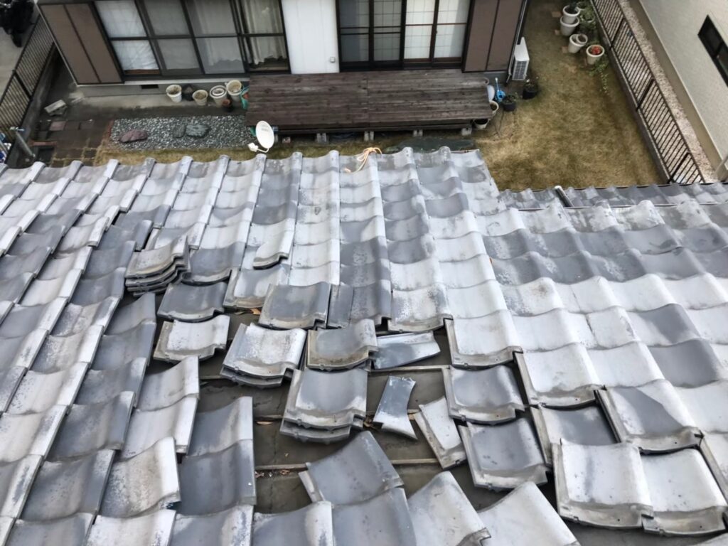 風速20メートルを超える暴風で屋根が危ない！見た目では気づけない破損や内部劣化が引き起こす深刻な雨漏り被害とは