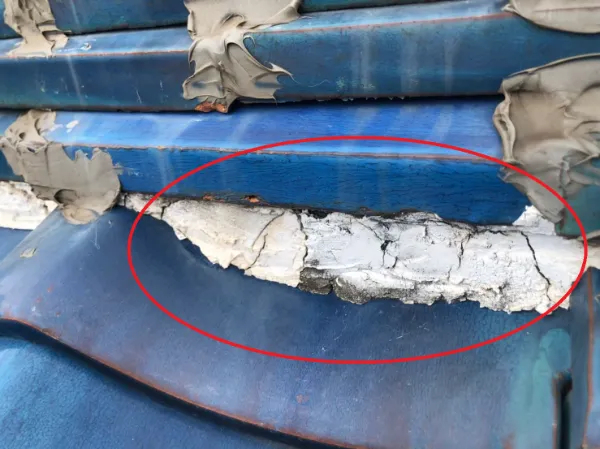 屋根の漆喰に現れる“ひび・剥がれ・崩れ”の3大劣化トラブルと、見逃すと雨漏り・下地腐食に発展する危険性、そして早期発見のために今すぐできる対策とは