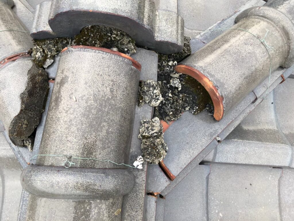 屋根の漆喰に現れる“ひび・剥がれ・崩れ”の3大劣化トラブルと、見逃すと雨漏り・下地腐食に発展する危険性、そして早期発見のために今すぐできる対策とは