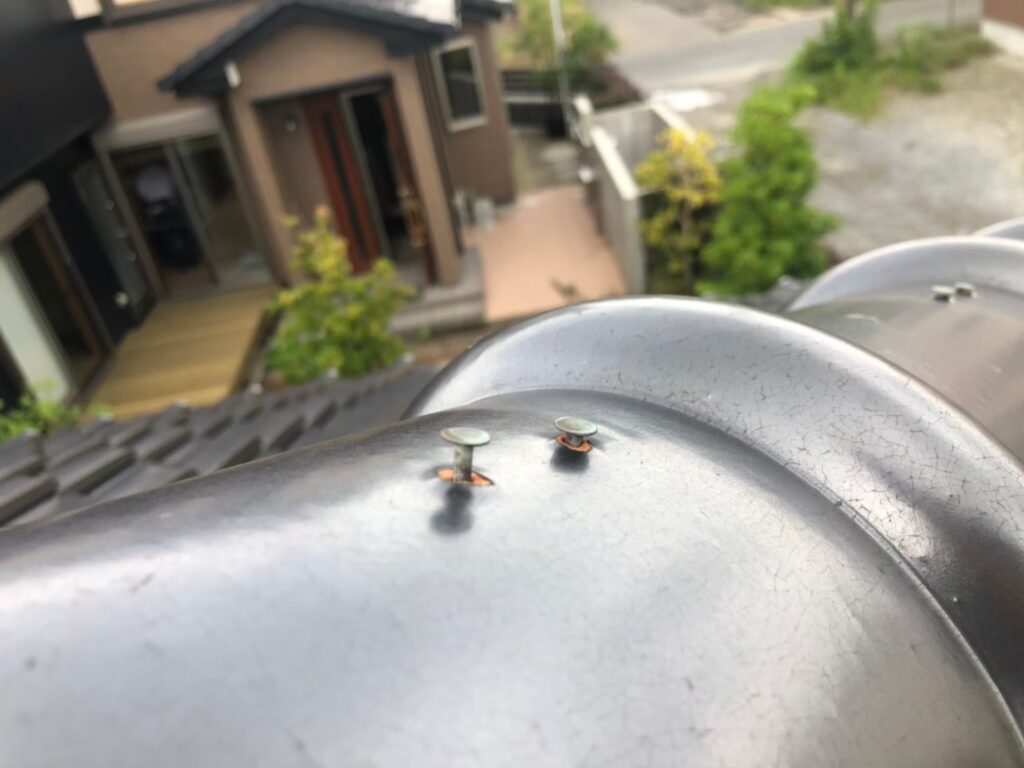 10年で劣化が進む？棟板金が破損したときに「修理で済むケース」と「交換が必要なケース」の違いと判断ポイントを詳しく解説