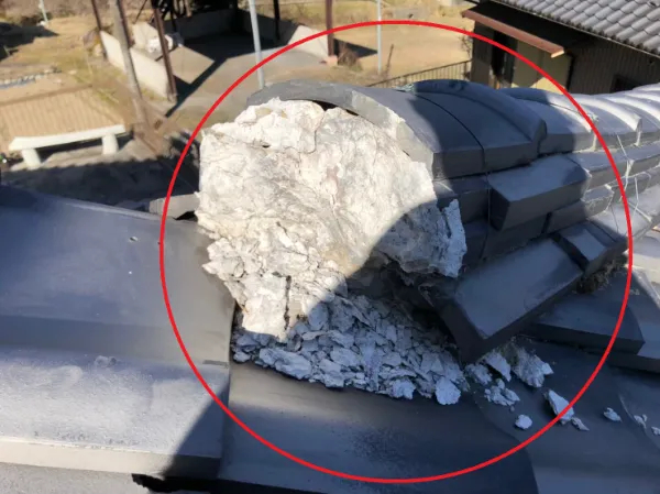 「ひび」「崩れ」「剥がれ」…漆喰の破損に要注意！5年以上点検していない方へ送る屋根から始まる雨漏り被害と火災保険活用のすすめ