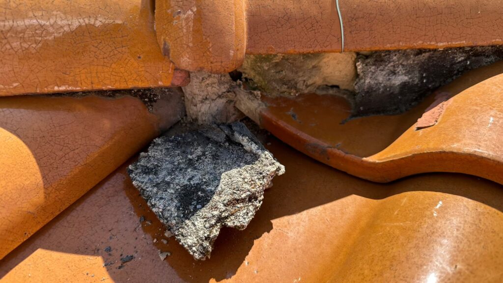 瓦のズレ・割れを放置すると雨漏り・下地腐食の危険も！さいたま市で急増している屋根トラブルを未然に防ぐための修理時の注意点と正しい対処法とは？