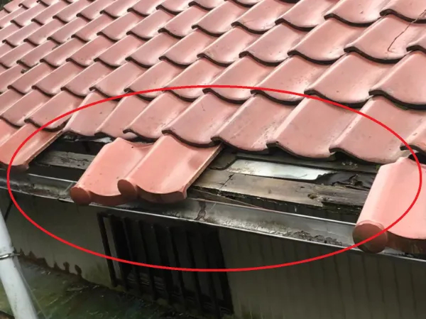 実は人身事故にもつながる！？瓦屋根の落下事故が年間100件を超える理由と、築年数・劣化症状別に見る補修の必要性と対策法