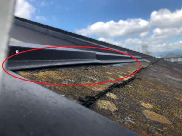 屋根の棟板金が浮いている状態を見逃すな！放置すると修繕費が最大5倍に膨らみ、住まいに及ぼす3つの重大リスクとその対策を徹底解説