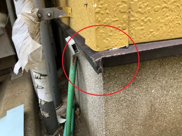 知らない間に劣化が進行…水切り金具の破損・未設置で5年以内に起こる外壁の色あせ・ひび割れ・剥がれの3大トラブルとその修繕費用とは？