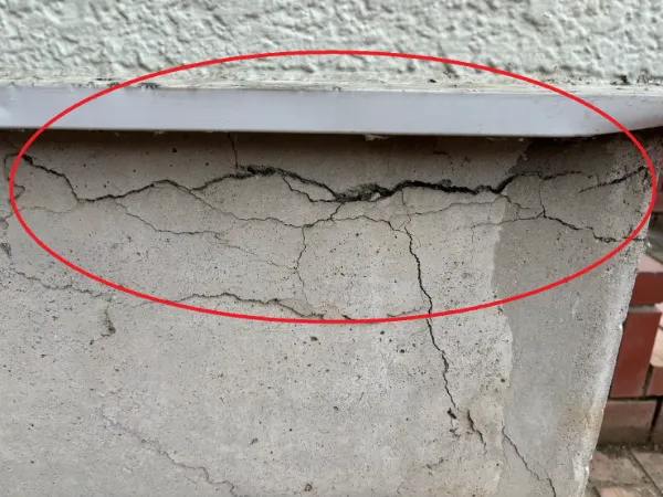0.3mm以上は要注意！見逃すと構造に影響も…土台基礎のひび割れ危険度を見極める数値の基準と正しい対処法とは？