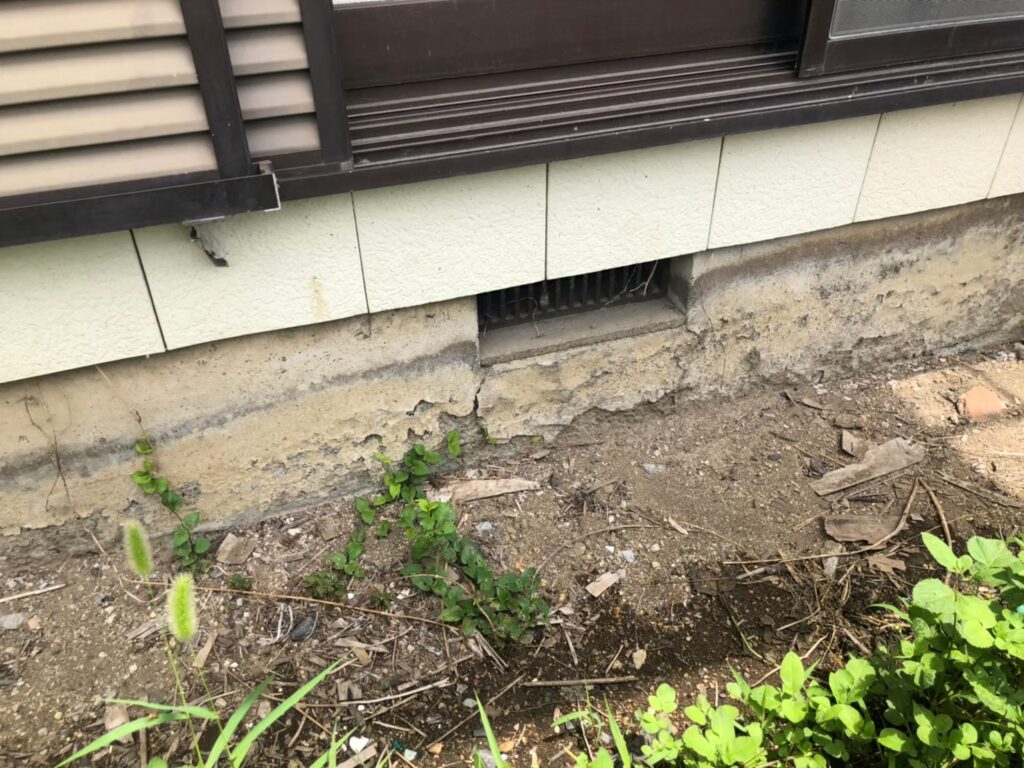 0.3mm以上は要注意！見逃すと構造に影響も…土台基礎のひび割れ危険度を見極める数値の基準と正しい対処法とは？