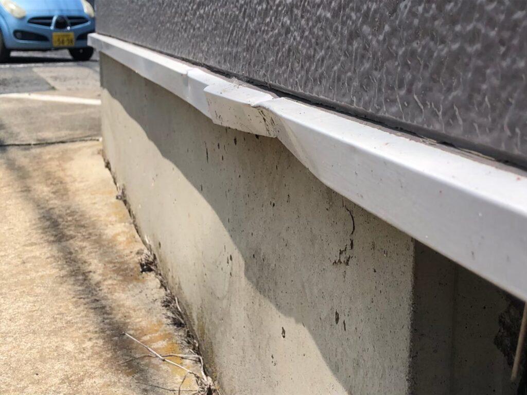 知らない間に劣化が進行…水切り金具の破損・未設置で5年以内に起こる外壁の色あせ・ひび割れ・剥がれの3大トラブルとその修繕費用とは？