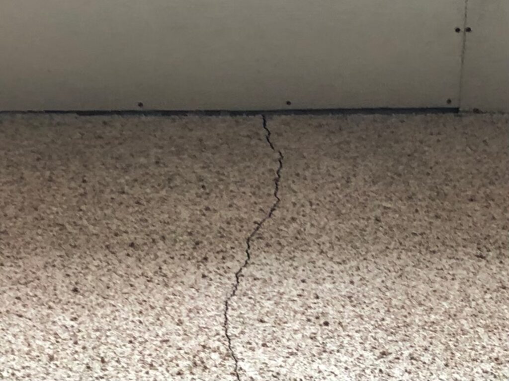 外壁に現れるクラックがもたらす5つの重大なリスクと、それを未然に防ぐために今すぐ実践すべき効果的な対策方法と早期修繕の重要性