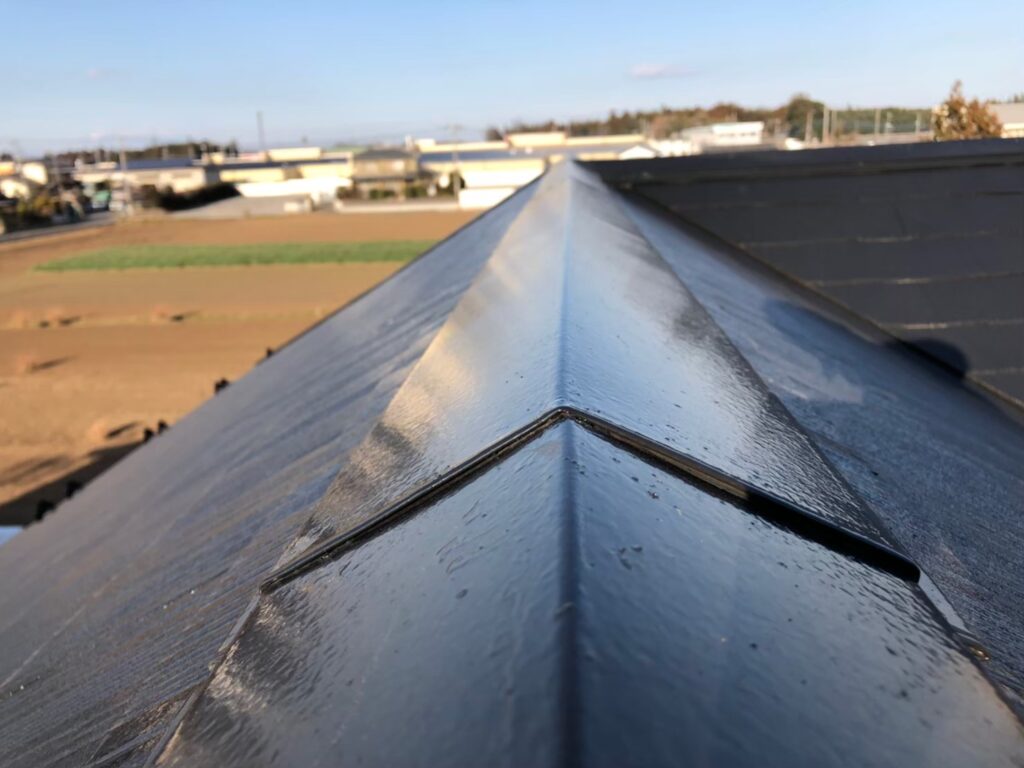 屋根の棟板金が浮いている！？放置で雨漏り・下地腐食・飛散事故に発展する3大リスクと、修繕費が数倍に膨らむ前に知っておきたい正しい対処法とは