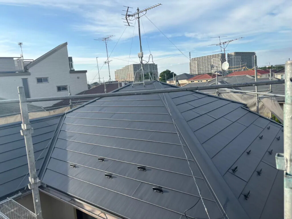 東京都板橋区にて、屋根のカバー工事が完成いたしました！※職人さんのiphoneで撮った写真あり