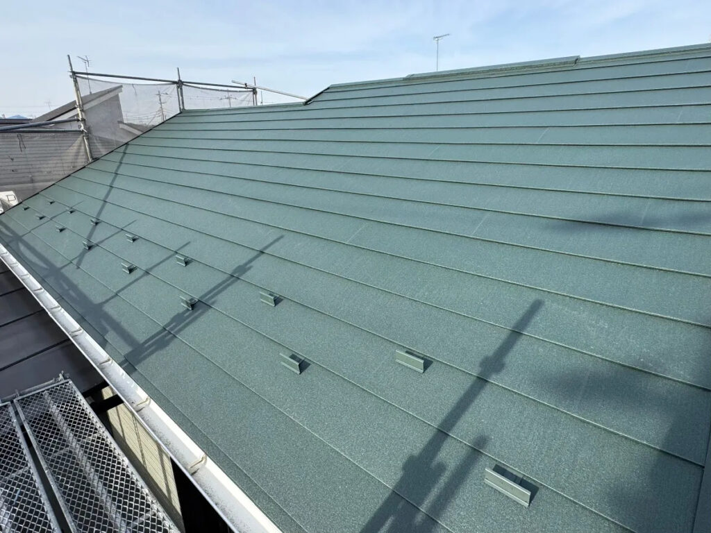 埼玉県さいたま市にて、屋根のカバー工法工事が完成いたしまし…