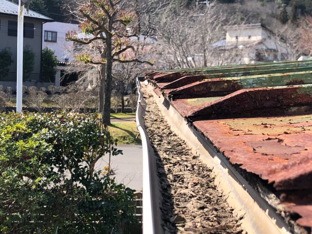 雨水がすっと流れないと危険！鴻巣市で雨樋詰まりによる雨水あふれ被害が続出｜家族と住まいを守るための見極めポイントと清掃のベストタイミング