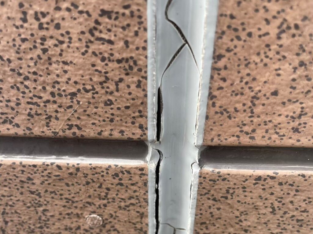 川越市で放置が増えている外壁・屋根のトラブル！建材は温度差で膨張収縮し、ひび割れ・シーリング劣化を引き起こすメカニズムを徹底解説