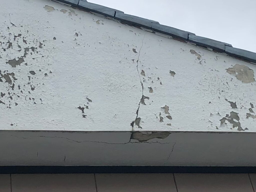 川越市で放置が増えている外壁・屋根のトラブル！建材は温度差で膨張収縮し、ひび割れ・シーリング劣化を引き起こすメカニズムを徹底解説