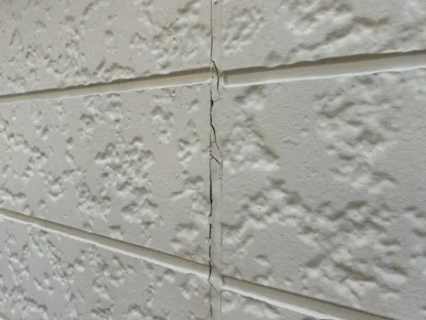 外壁のすき間や窓まわりのひび割れを見逃さないで！桶川市の戸建て住宅で起こりやすいコーキング劣化の症状と、後悔しないための外回り修繕のタイミング・費用・業者選びを詳しく解説