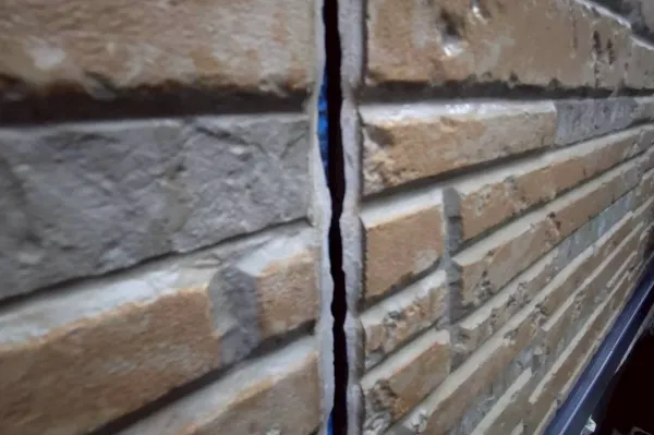 築10年で急増中！ 鴻巣市の住宅で目立つコーキング（シーリング）のひび割れが、 放置すると外壁・雨漏り・建物寿命に及ぼす深刻な影響とは？