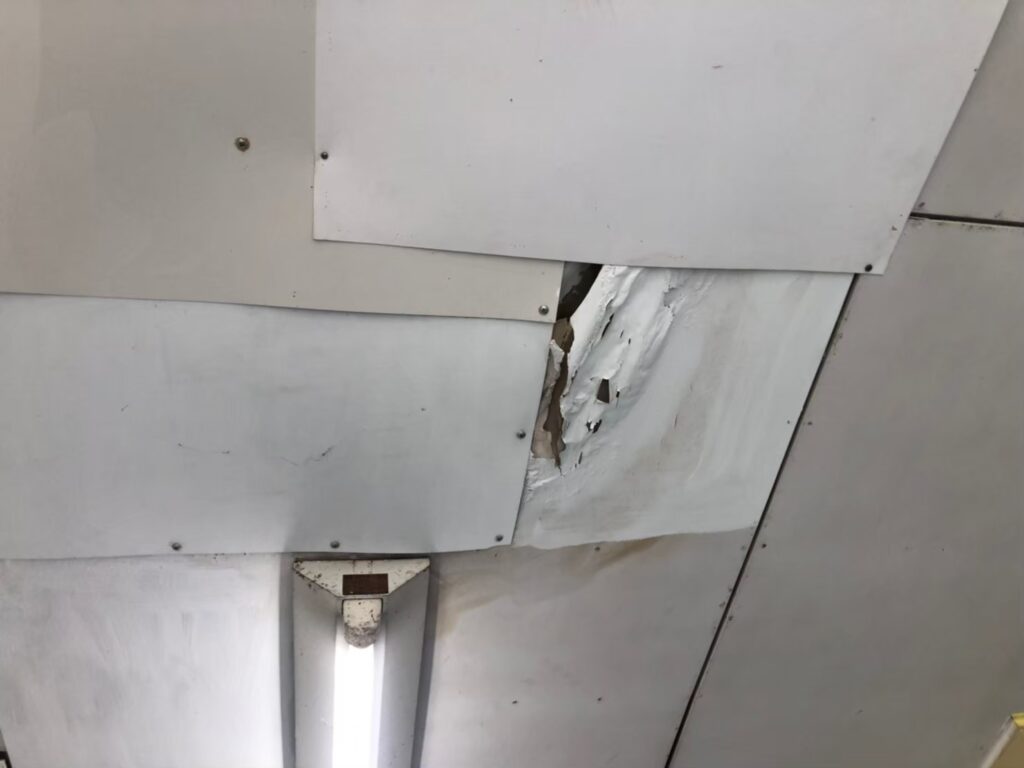 見えない天井裏の雨漏りを早期発見する最新点検術｜鴻巣市で増えている“天井シミ”・“カビ”の裏に潜む見えない劣化と、放置で起こる深刻な被害とは？