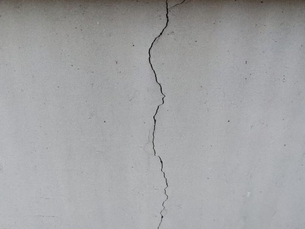 見えないうちに進行する危険信号！川越市で多発する基礎クラックを放置した家に起きた“3つの深刻トラブル”とは？