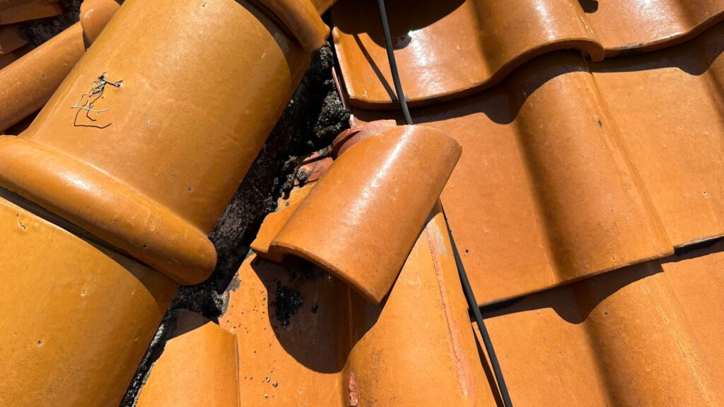 浦和で発生した地震による屋根瓦の破損事例と、雨漏りリスクを最小限に抑えるためのプロが教える補修手順と費用目安