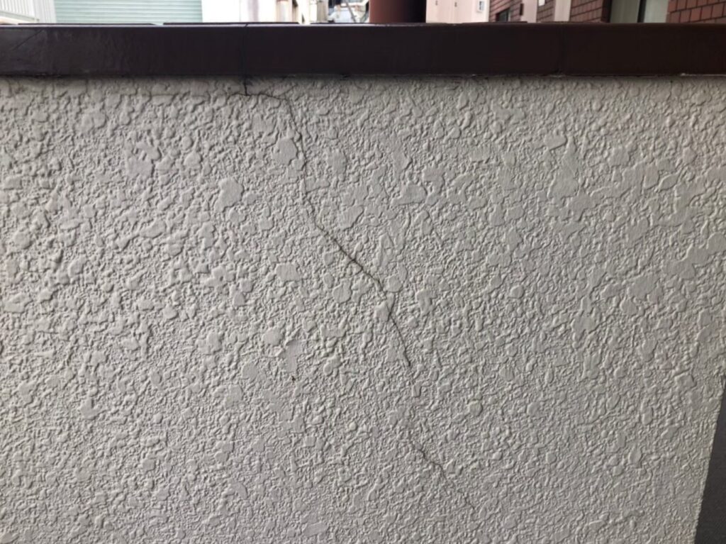 浦和・戸建て住宅で外壁に現れるヘアクラックの見極め方　地震による微細損傷か経年劣化かを判断する専門ポイント