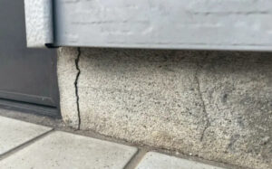 さいたま市で地震のあとに家の基礎にひびが入るのはなぜ？ 見逃せない構造上の原因と、放置すると危険なひび割れのサイン、 さらに修復・予防のポイントを徹底解説