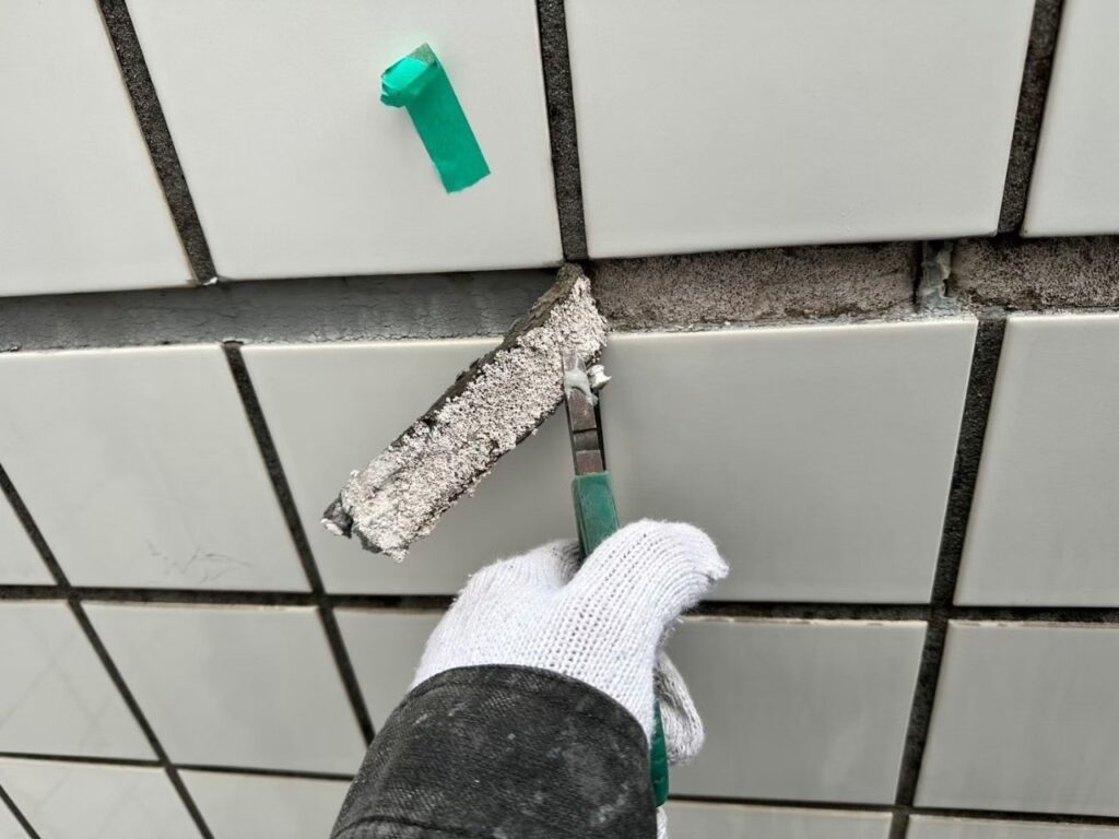 劣化したコーキングを撤去している写真