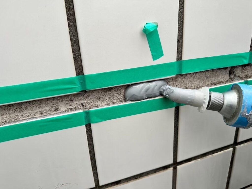 コーキングを打ち込んでいる写真