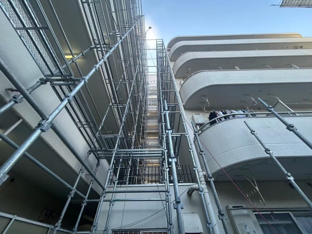 仮設足場を設置している写真
