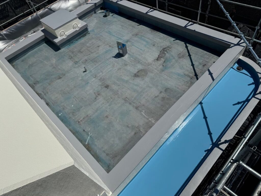 防水プライマーを塗装し終わった全景の写真