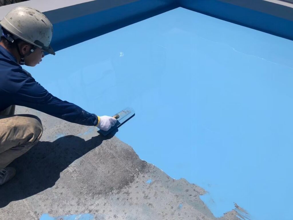 ウレタン防水を塗っている作業中の写真