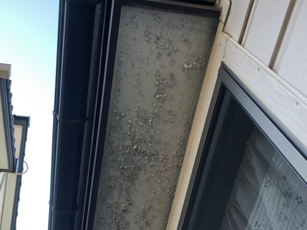 湿気や雨水の影響で軒天が腐食し、剥がれが発生している状態