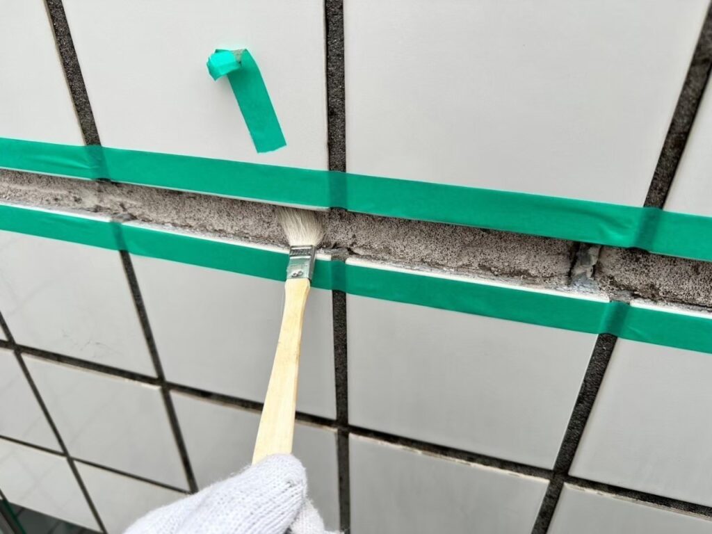 劣化したコーキングを撤去した後にプライマーを塗った写真