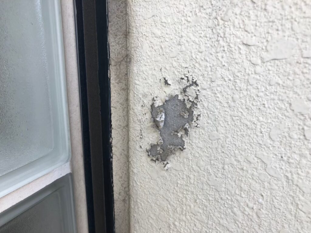 塗膜の剥離が広がった外壁の損傷。放置すると雨漏りに発展