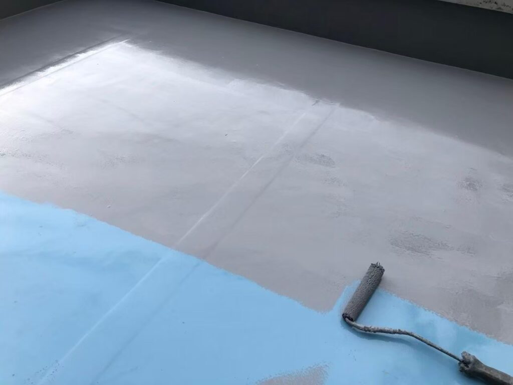 ウレタン防水のトップコートを塗っている作業中の写真