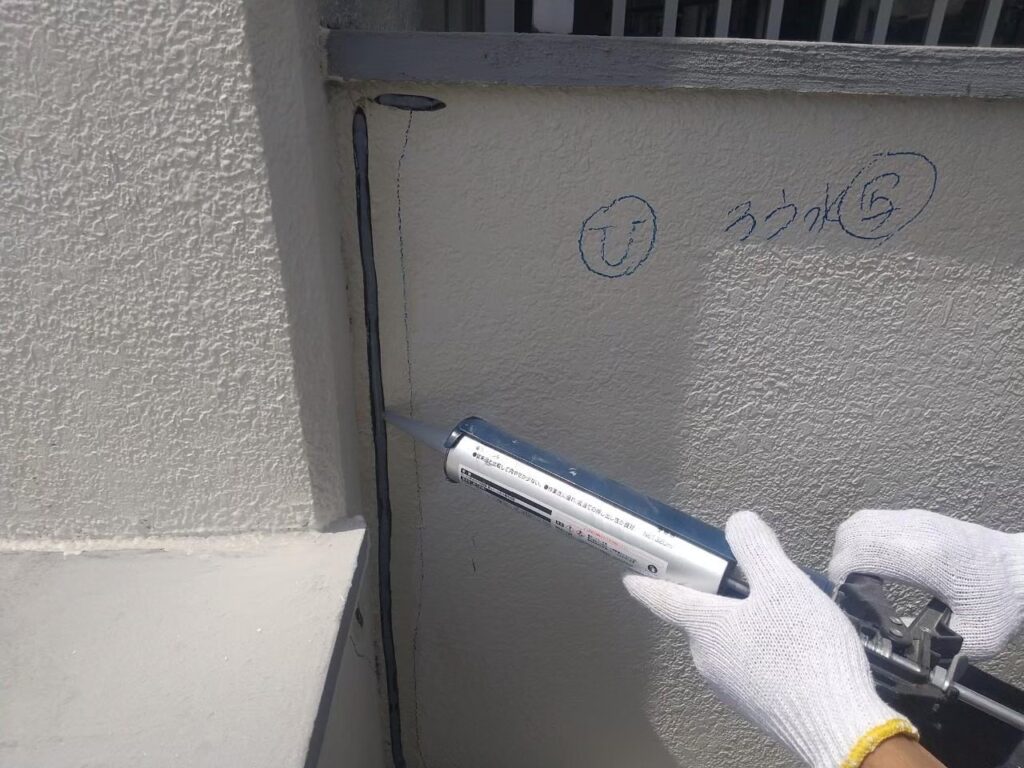 外壁のひび割れにスムースエポを補填して雨漏りを直している写真