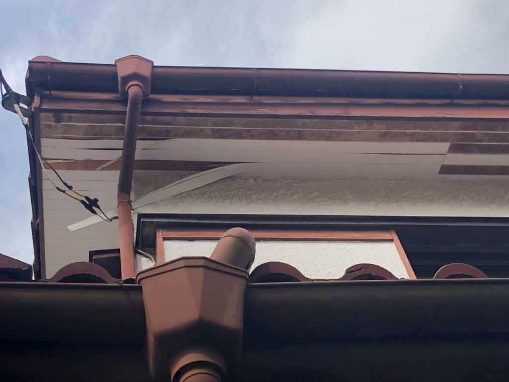 湿気や雨水の影響で軒天が腐食し、剥がれが発生している状態