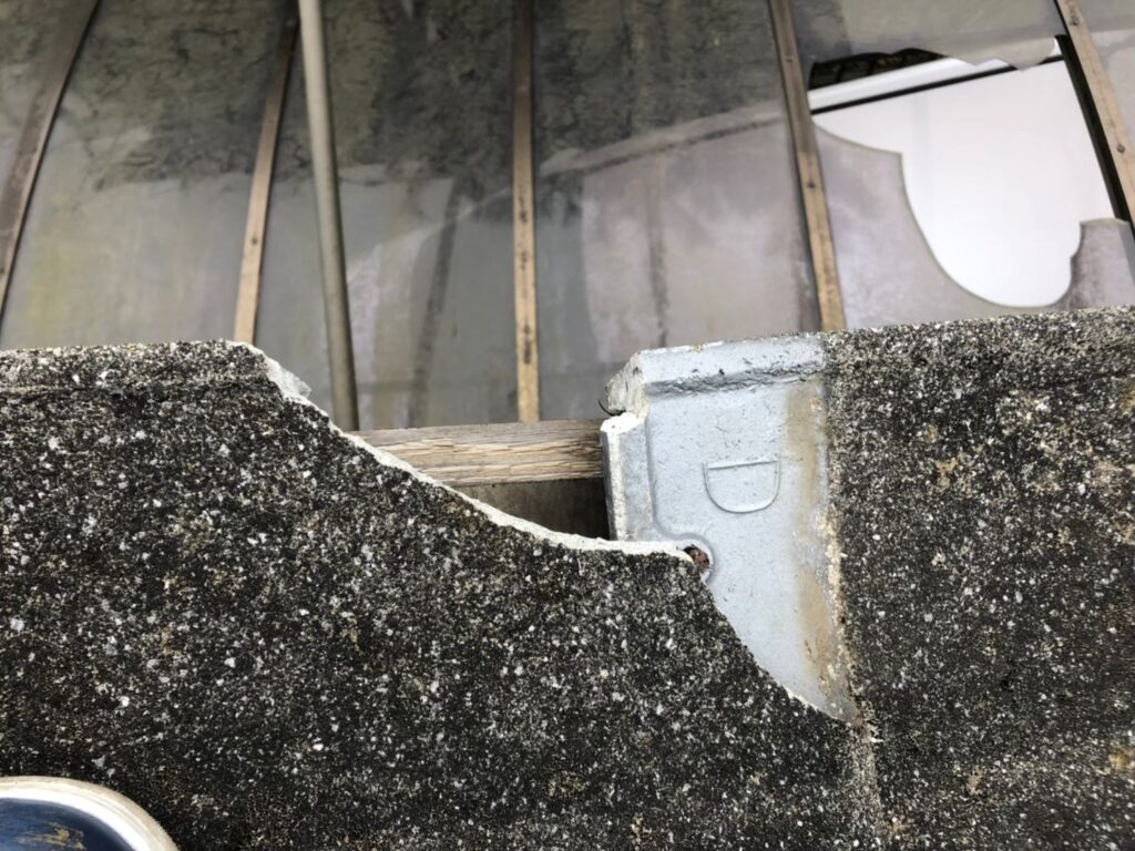 台風の影響により屋根材が割れており、雨水が侵入しやすい状態